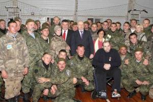 Турчинов вручил ключи от квартир раненым бойцам АТО