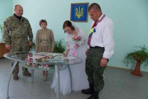 В Счастье под обстрелом состоялась свадьба бойца батальона «Айдар» и местной жительницы