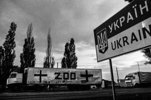 В группе "Груз-200" показали российских солдат в моргах и где их хоронят