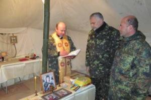 К защитникам Мариуполя вернулся военный капеллан для поднятия боевого духа