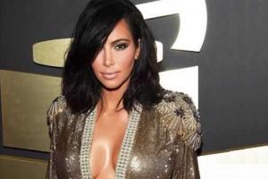 Ким Кардашьян пришла на Grammy в халате на голое тело
