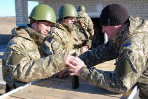 На Ровенском полигоне командиры подразделений обучают мобилизованных использовать опыт боевых действий