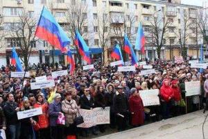 В Луганске под русскими флагами требовали зарплат от Украины