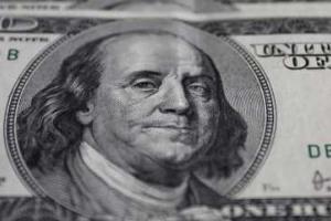 Средний курс продажи доллара снизился на 25 копеек