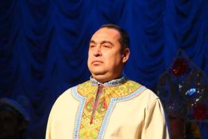 Плотницкий вышел на сцену театра ЛНР в образе русского богатыря 