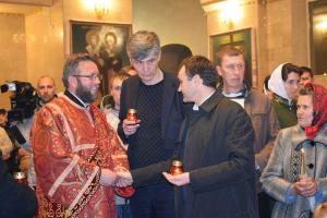 Лампадки с Благодатным огнем развезли по всем храмам Николаевской области