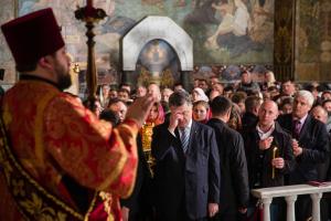 Порошенко помолился с верующими разных церквей