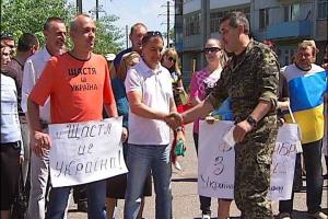 Жители Счастья устроили стихийный флэш-моб в поддержку украинской армии - АТО