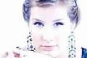 Кэти Топурия показала свой животик