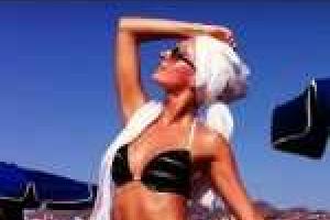 Саша Савельева балует фотками, позируя в постели