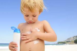 Солнцезащитное средство для детей: виды, правила использования 