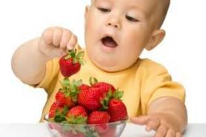 Выводим пятно от ягод с одежды