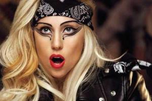 Очередной "полет" на сцене от Леди Гага