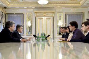 Порошенко: За подкуп избирателей необходимо снимать кандидатов с выборов