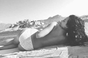 Настя Каменских "разошлась": то без лифа на пляже, то в коротких шортах