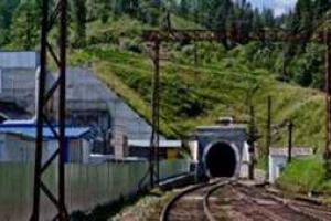 В ж/д тоннеле, ведущего к Мукачеву, неизвестными в камуфляже расстрелян охранник 