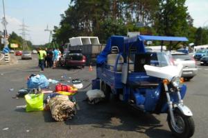 В Киеве в ДТП постадало двое пожилых людей на мотоцикле