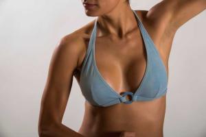 Ученый объяснил тягу мужчин к женской груди