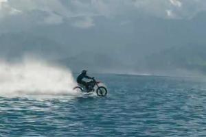 Гонщик покорил океан на мотобайке