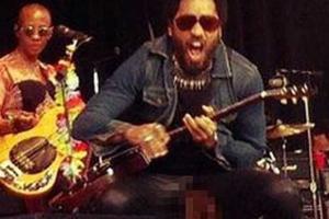 У известного певца выпало достоинство во время концерта