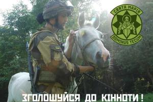 Бойцы АТО пересаживаются с БТРов на лошадей