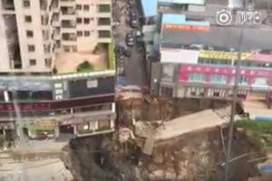 В Китае станция метро провалилась под землю