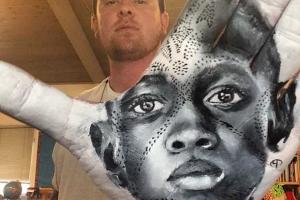 Американский художник создает шедевральные портреты на собственной ладони