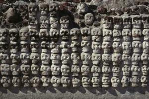 В Мехико нашли стену из человеческих черепов