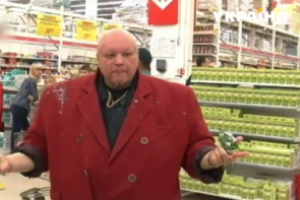 Эксцентричный Борецкий показал, как он будет уничтожать "запрещенные" продукты