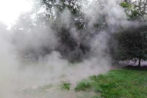 В Екатеринбурге прорвало трубу, кипяток бил фонтаном на детскую площадку