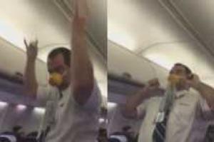 Канадский бортпроводник произвел фурор веселым инструктажем по технике безопасности
