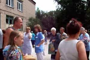 В Сети появилось видео, как жители Донецка добывают хлеб