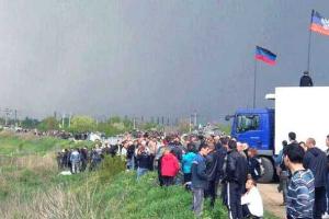 В Донецкой области пенсионеры устроили забастовку, в ответ боевики открыли огонь