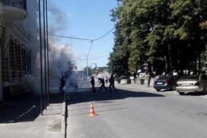 В Харькове молодые люди с криками «Слава Украине!» обстреляли офис «Оппозиционного блока»