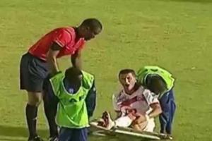 В сети опубликовано видео, как во время матча медики уронили с носилок игрока