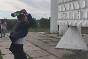 В сети появилось видео, как монумент отомстил жениху, бросившему в него бутылку