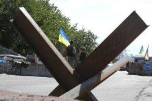 Пунктам пропуска в зоне АТО грозит закрытие из-за обстрелов, - СНБО