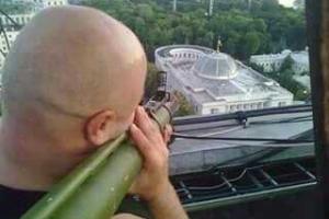 Героя соцсетей, целящегося в Верховную Раду из гранатомета, ищут спецслужбы