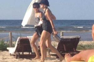 Земфиру и Ренату Литвинову засняли на пляже с шампанским