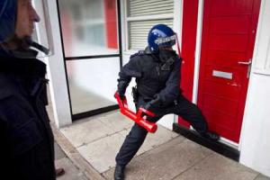 Два пьяных британца провели пять часов в банковском хранилище