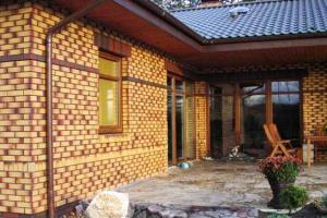 Как правильно класть облицовочный кирпич с утеплителем: готовим сани летом