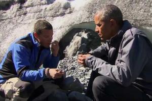 На Аляске Обама доел остатки рыбы, брошенной медведем