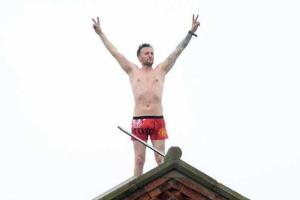 В Британии уже третьи сутки не могут снять с крыши заключенного