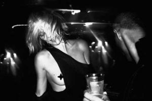 Супермодель Кейт Мосс оголила свою грудь