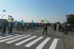 Крым в блокаде: Меджлис и «Правый Сектор» не пропускают фуры на полуостров