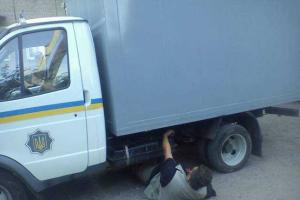 В Кременном волонтер лег под автозак, чтобы помешать милиции