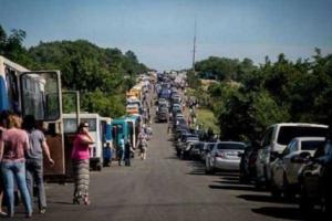 На линии разграничения в районе Артемовска собралсь огромная очередь