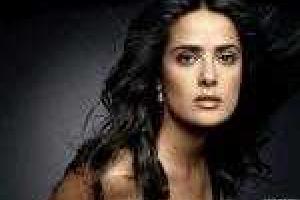 Сальма Хайек появилась на кинофестивале в малиновом платье с глубоким декольте