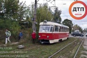 В Киеве у трамвая во время движения отвалилось колесо