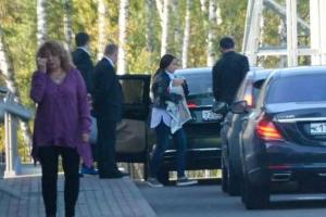 Иван Ургант встретил своих любимых девочек на крыльце роддома